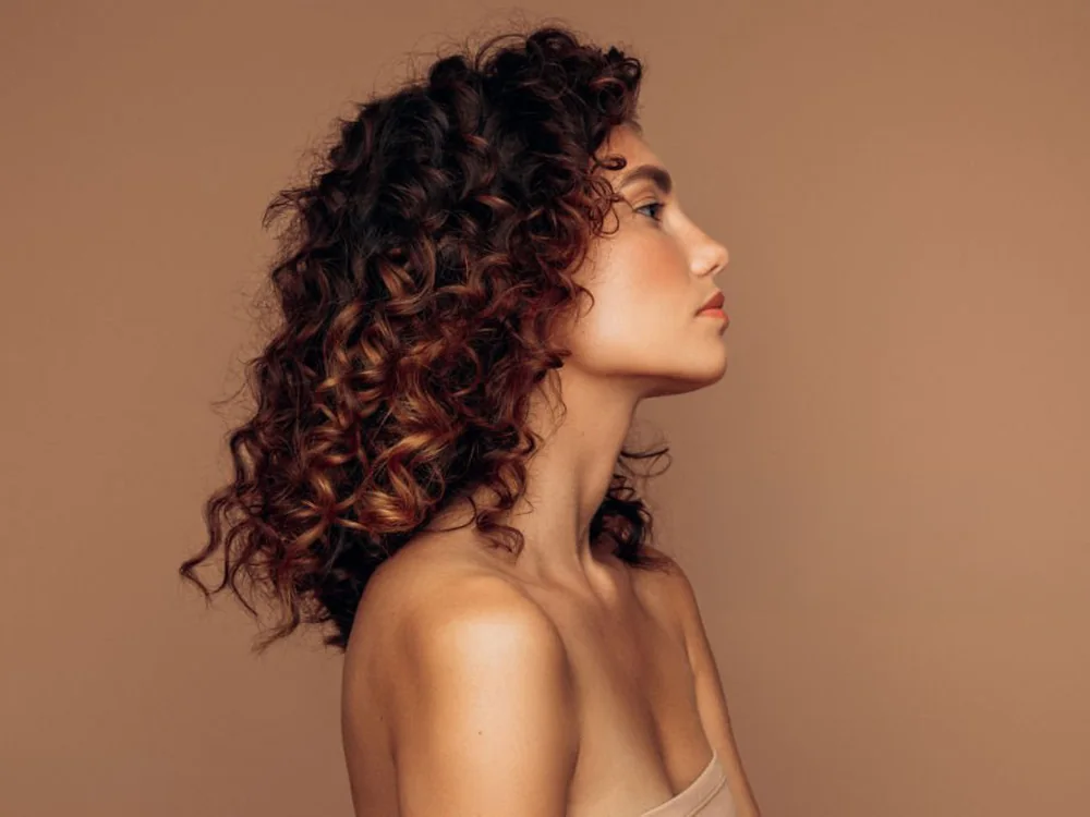 Cheveux bouclés